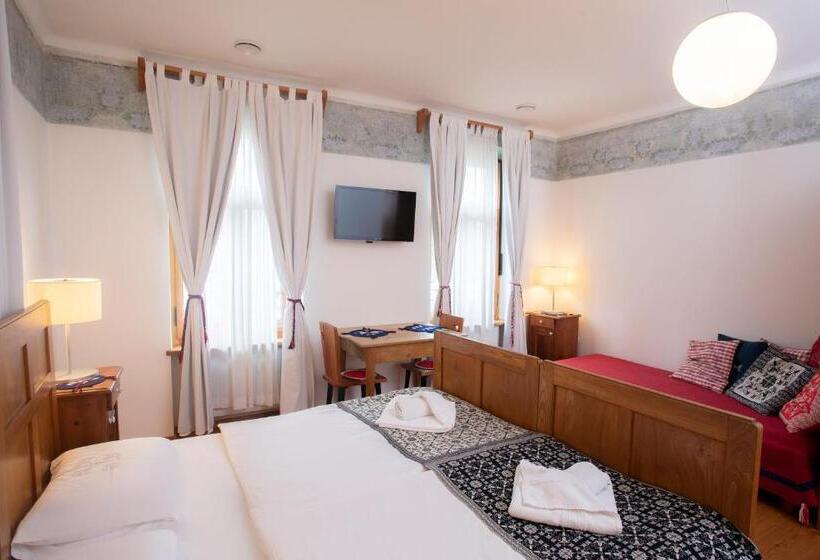 اتاق استاندارد سه نفره, Pr Gavedarjo Eco Heritage B&b