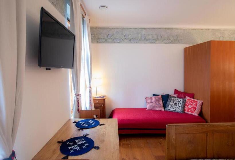 اتاق استاندارد سه نفره, Pr Gavedarjo Eco Heritage B&b