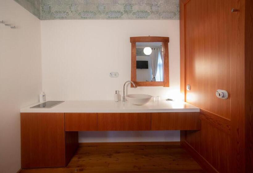 اتاق استاندارد سه نفره, Pr Gavedarjo Eco Heritage B&b