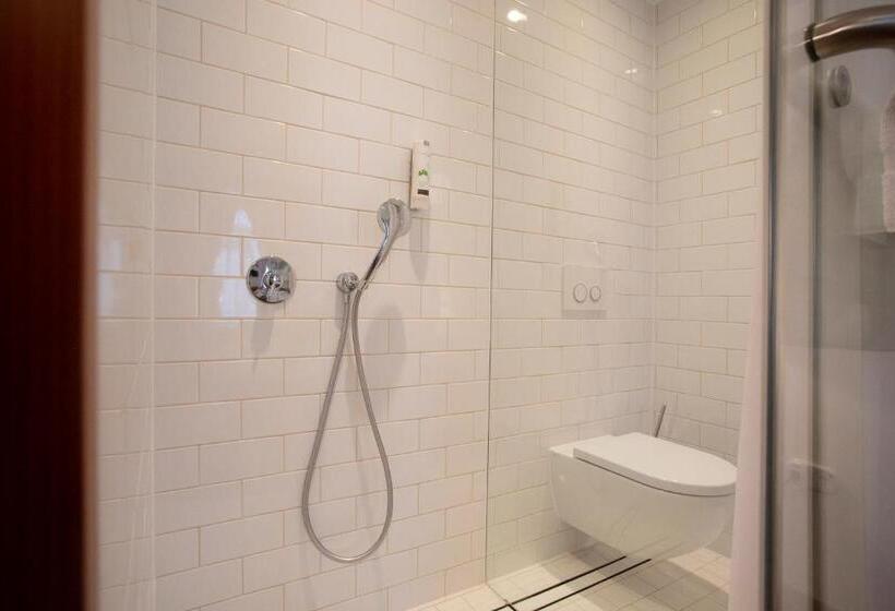 اتاق استاندارد سه نفره, Pr Gavedarjo Eco Heritage B&b