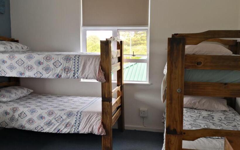 سرير فى غرفة مشتركه, Hermanus Backpackers & Budget Accommodation