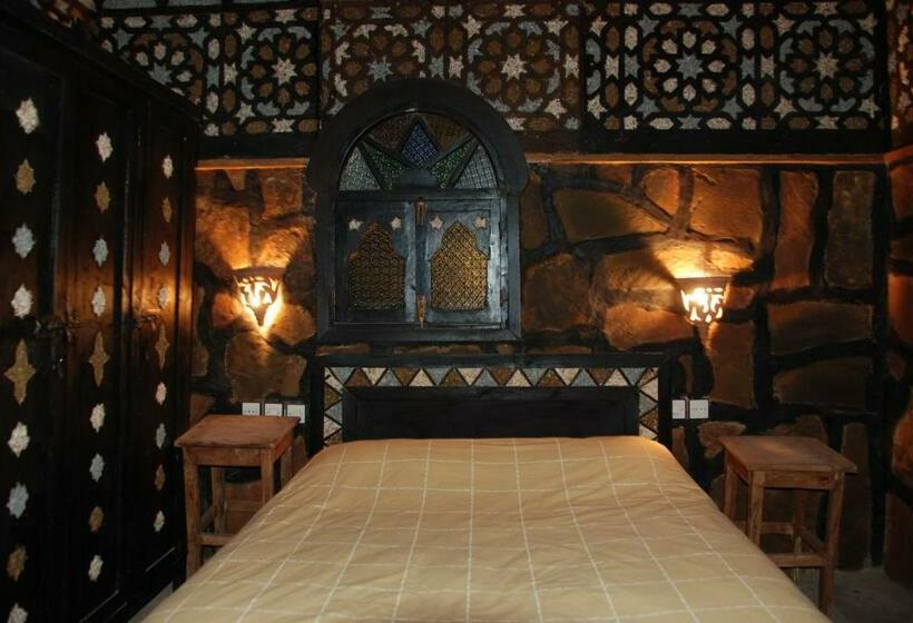 اتاق اکونومی, Rose Du Sable