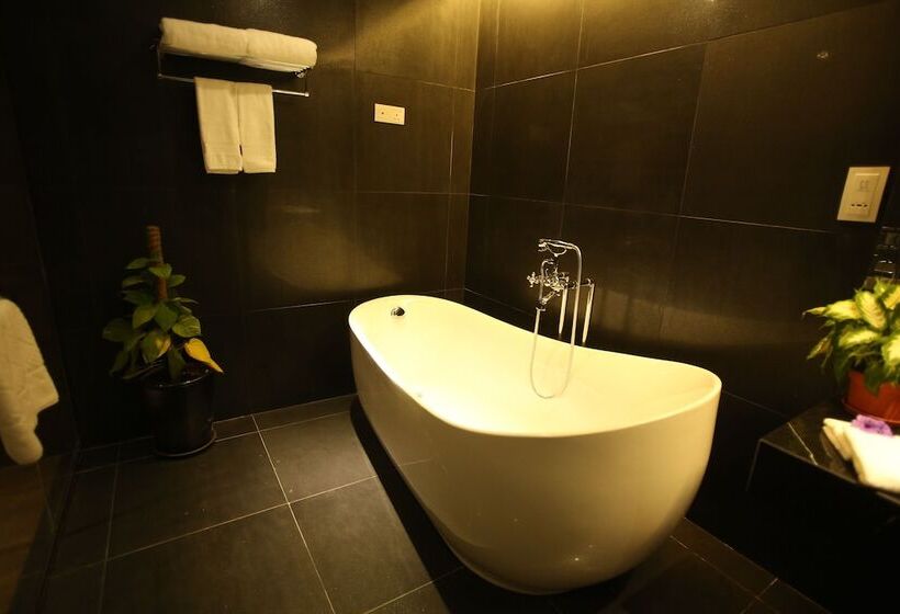 اتاق لوکس با تخت بزرگ, The Orchard Resort & Spa Melaka