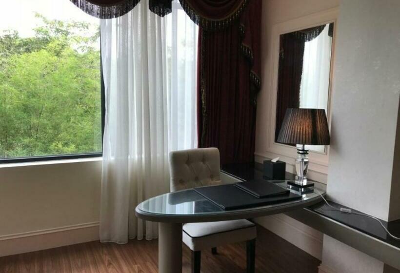 اتاق لوکس با تخت بزرگ, The Orchard Resort & Spa Melaka