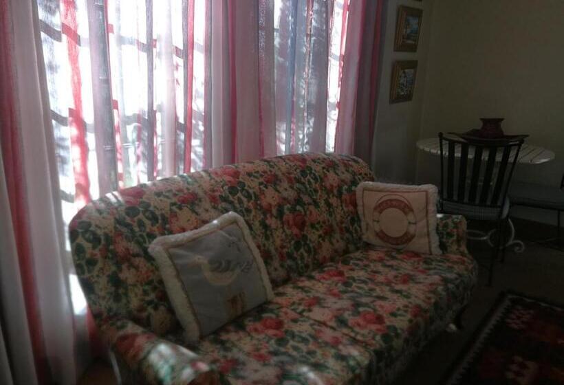 سوییت با چشم‌انداز باغ, The Rose Cottage B&b