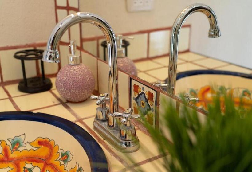 سوییت, Casa Kootenay Waterfront Bnb