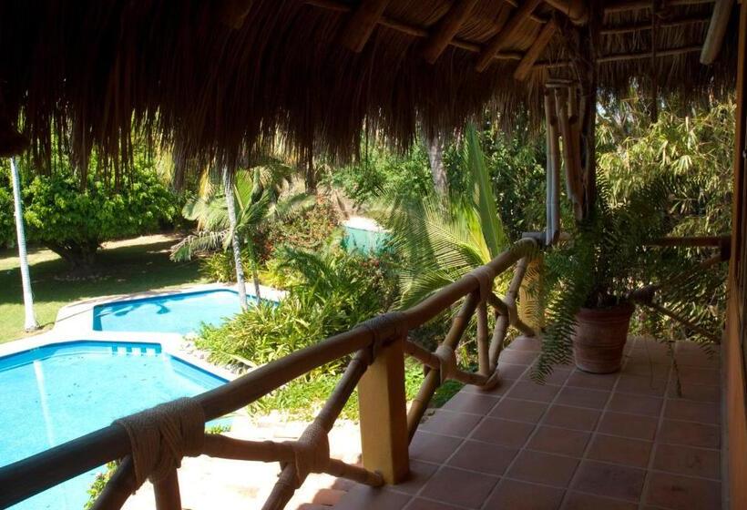 نمای استخر اتاق استاندارد چهارنفره, Casa Villa Magnolia
