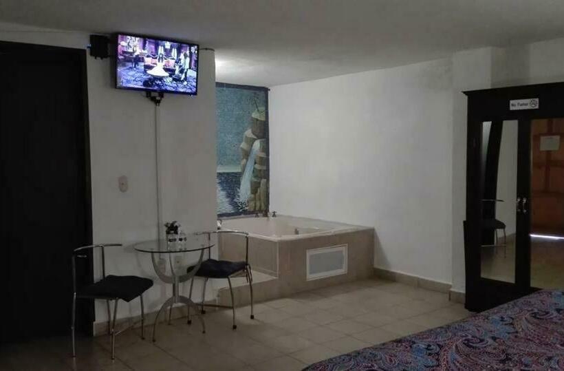 اتاق لوکس با تخت بزرگ, Ollin Teotl