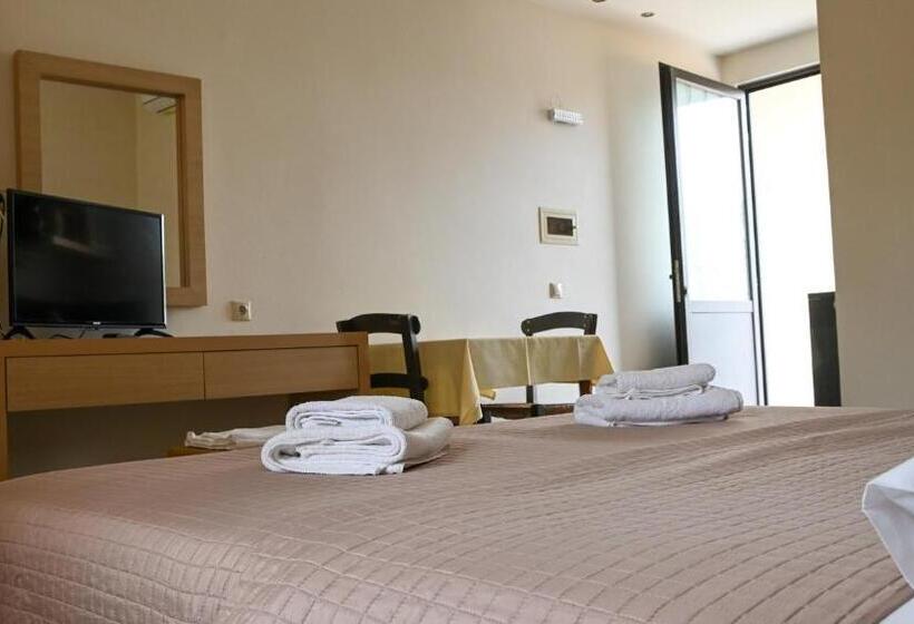 استودیو استاندارد با چشم‌انداز استخر, Creteco Hotel & Suites