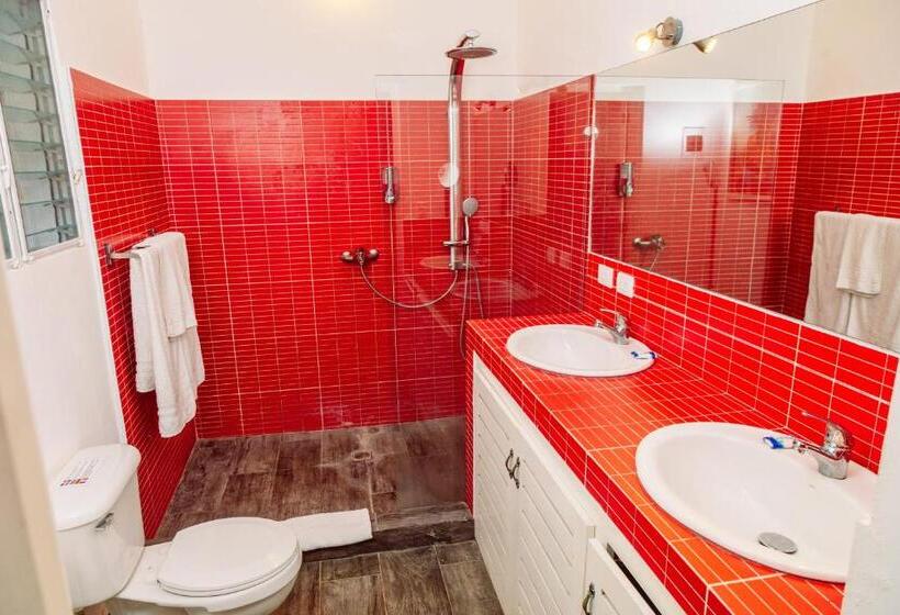 سوییت با چشم‌انداز استخر, Beach Hotel Casa Nina