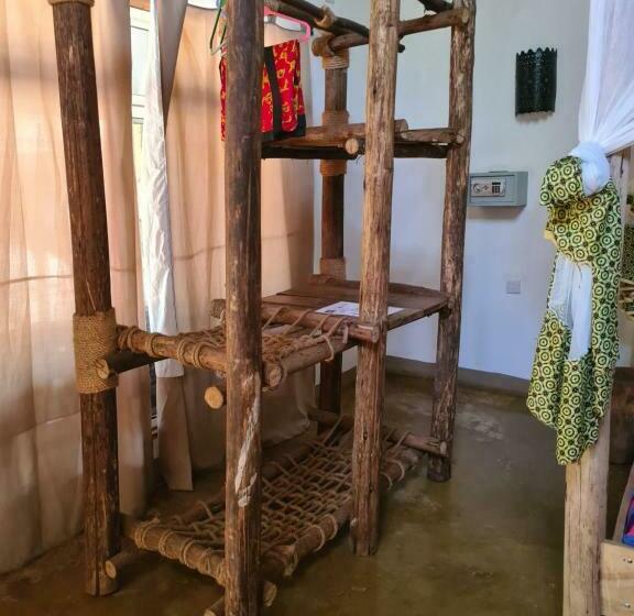 اتاق خانوادگی, Honey Badger Lodge