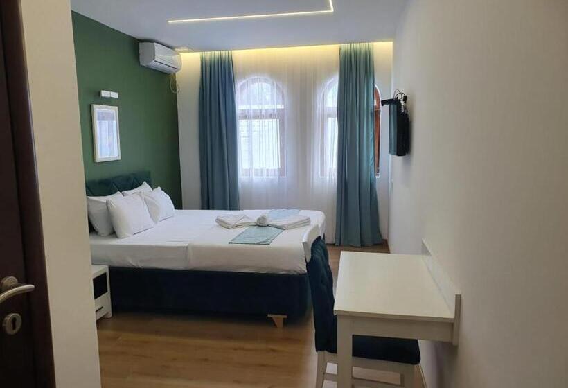 اتاق لوکس, Camp Karagaq