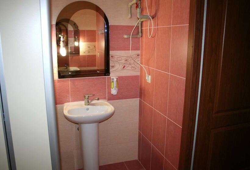 تختخواب در اتاق مشترک, Hostel Uyut