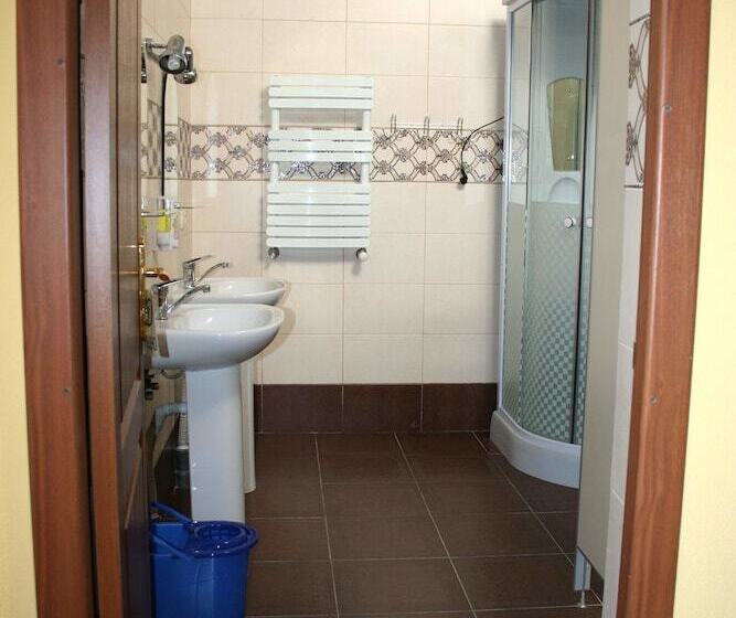 تختخواب در اتاق مشترک, Hostel Uyut