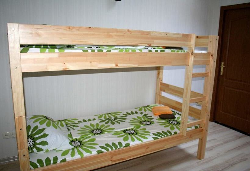 تختخواب در اتاق مشترک, Hostel Uyut