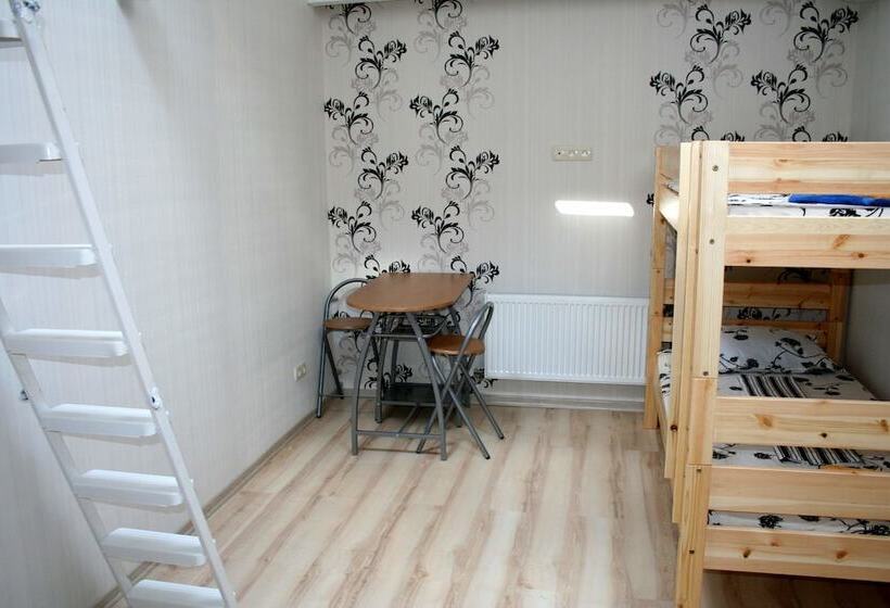 تختخواب در اتاق مشترک, Hostel Uyut