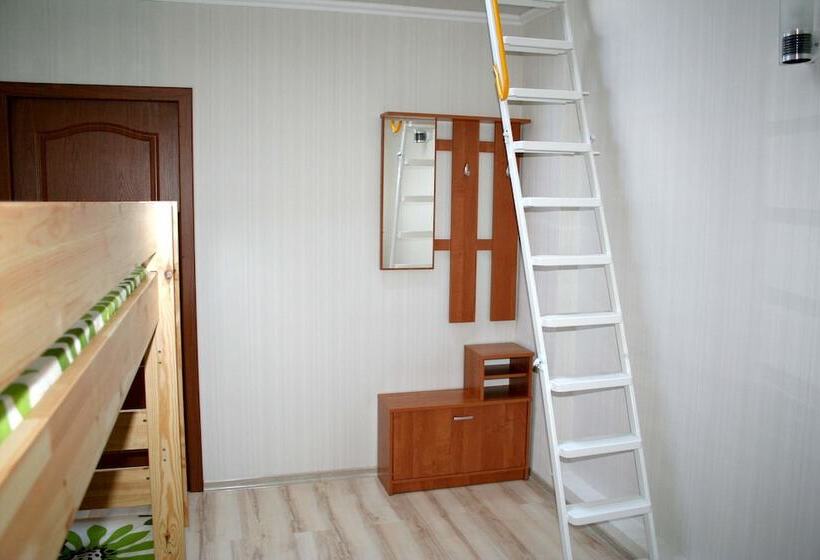 تختخواب در اتاق مشترک, Hostel Uyut
