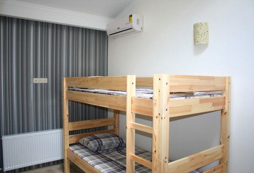 تختخواب در اتاق مشترک, Hostel Uyut