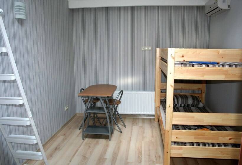 تختخواب در اتاق مشترک, Hostel Uyut