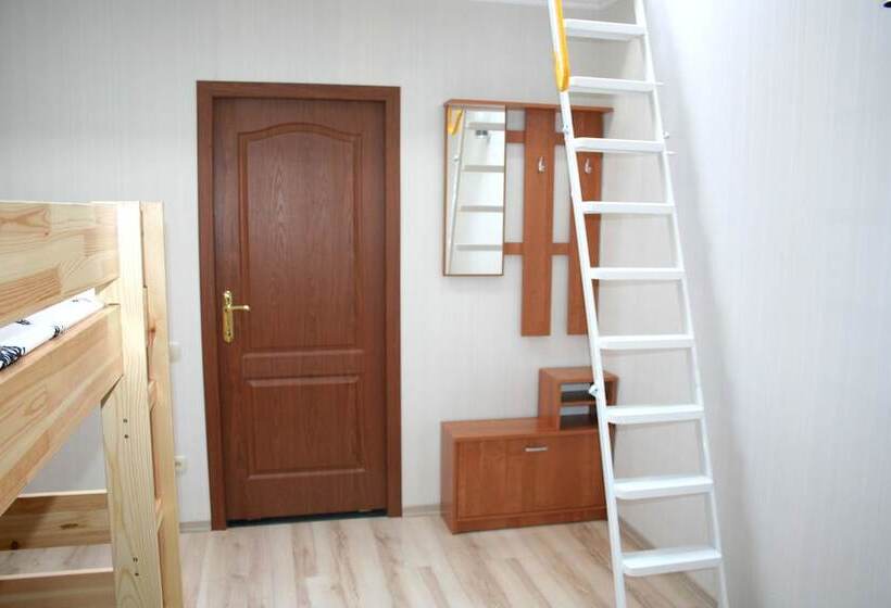تختخواب در اتاق مشترک, Hostel Uyut