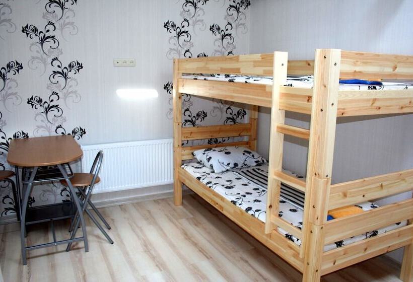 تختخواب در اتاق مشترک, Hostel Uyut