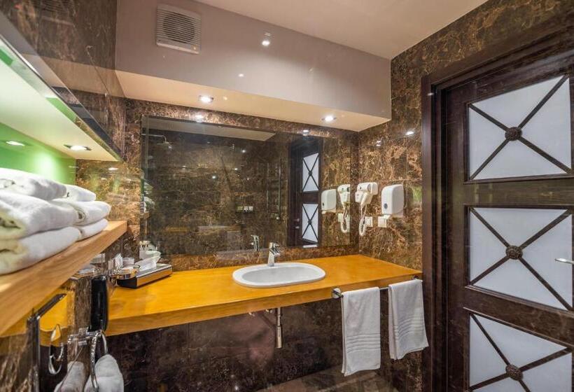 سوییت جونیور با بالکن, F&b Spa Resort