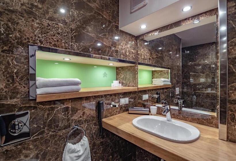 سوئیت جونیور با تراس, F&b Spa Resort
