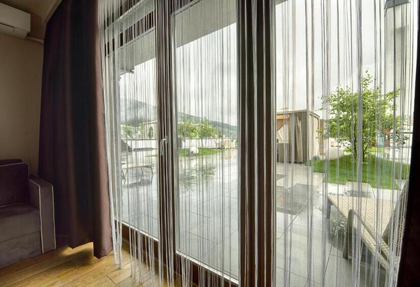 سوئیت جونیور با تراس, F&b Spa Resort