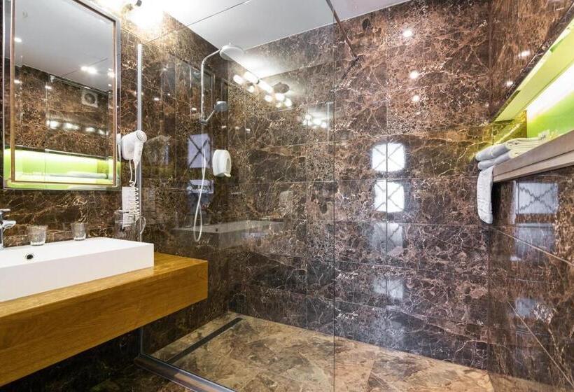 اتاق لوکس خانوادگی, F&b Spa Resort