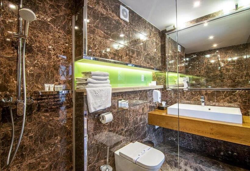اتاق لوکس خانوادگی, F&b Spa Resort
