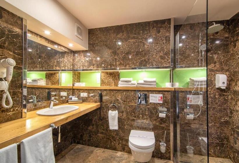 اتاق لوکس چهار تخته, F&b Spa Resort