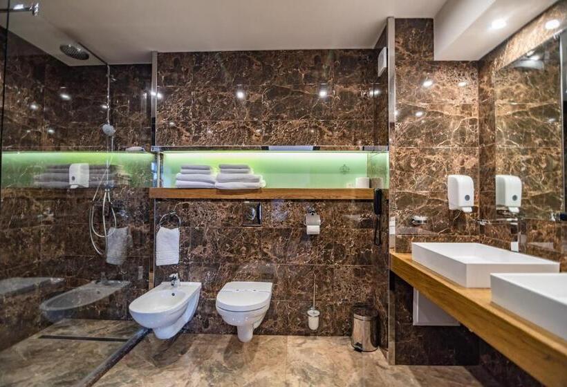 اتاق خانوادگی با چشمانداز کوه, F&b Spa Resort