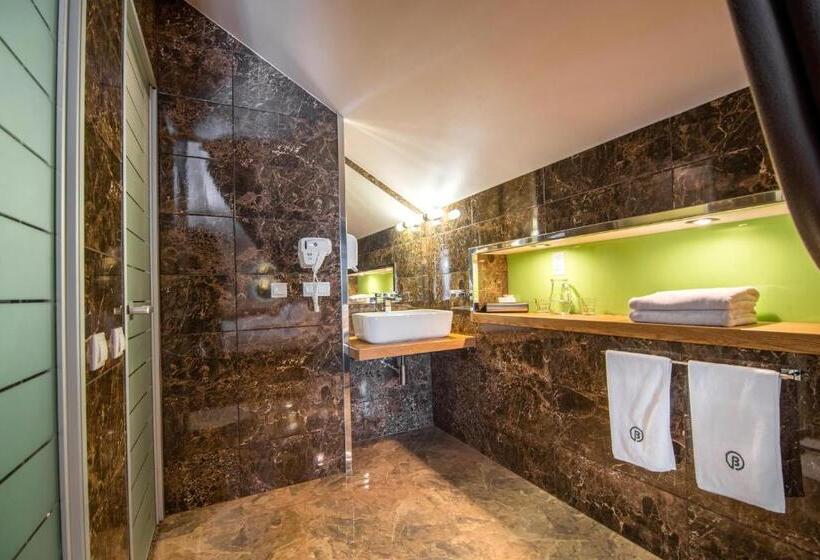 سوییت لوکس, F&b Spa Resort