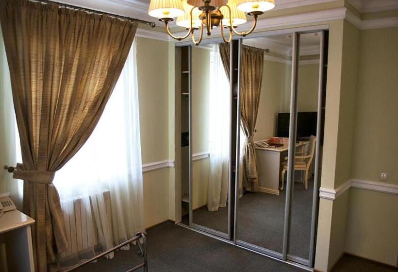 سوییت جونیور, Gostiniy Dvor