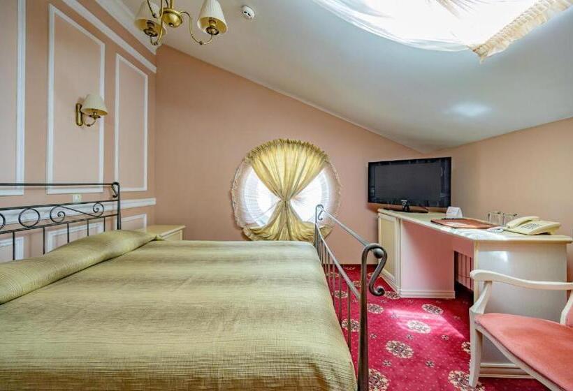 سوییت جونیور, Gostiniy Dvor