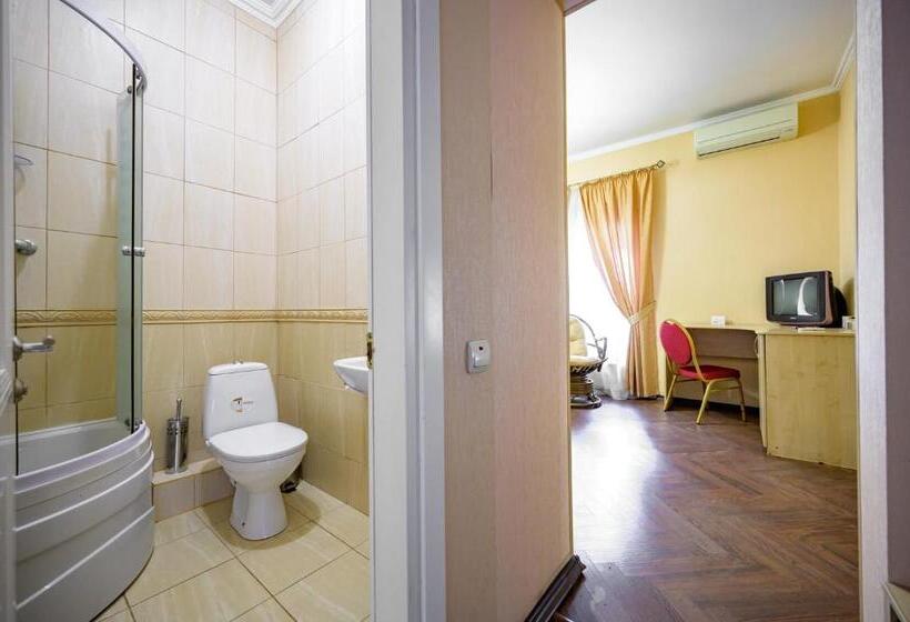 اتاق استاندارد سه نفره, Gostiniy Dvor
