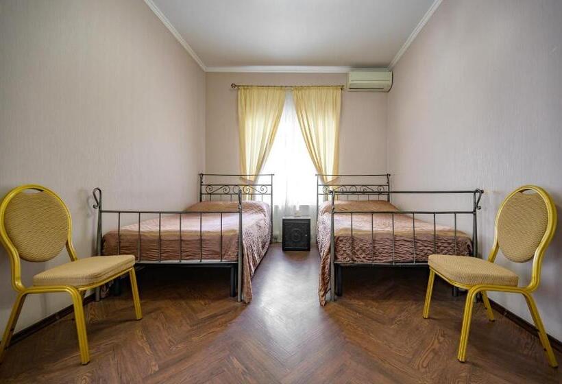 اتاق استاندارد سه نفره, Gostiniy Dvor
