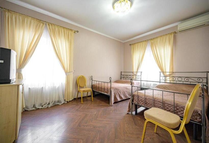 اتاق استاندارد سه نفره, Gostiniy Dvor