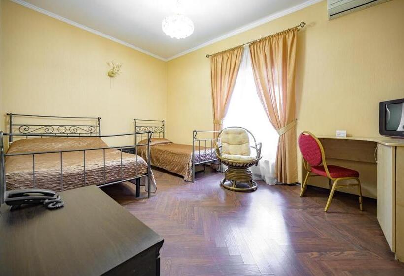 اتاق استاندارد سه نفره, Gostiniy Dvor