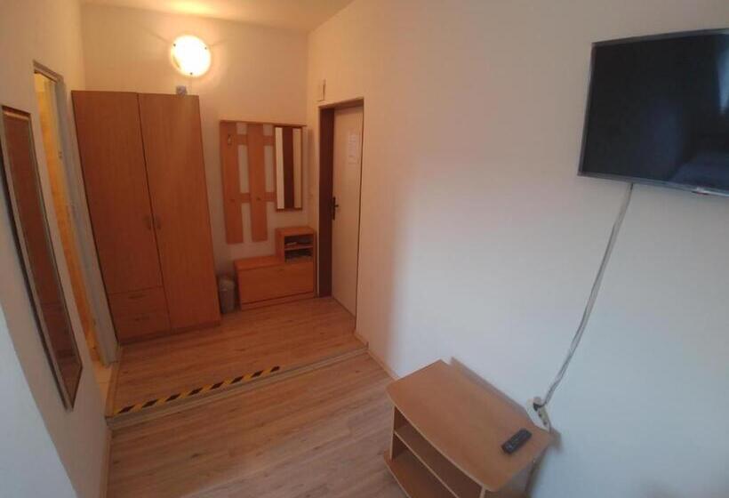 اتاق استاندارد, Kv Apartmans Varšavská