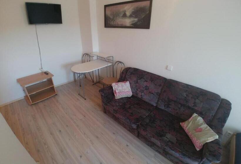 اتاق استاندارد, Kv Apartmans Varšavská
