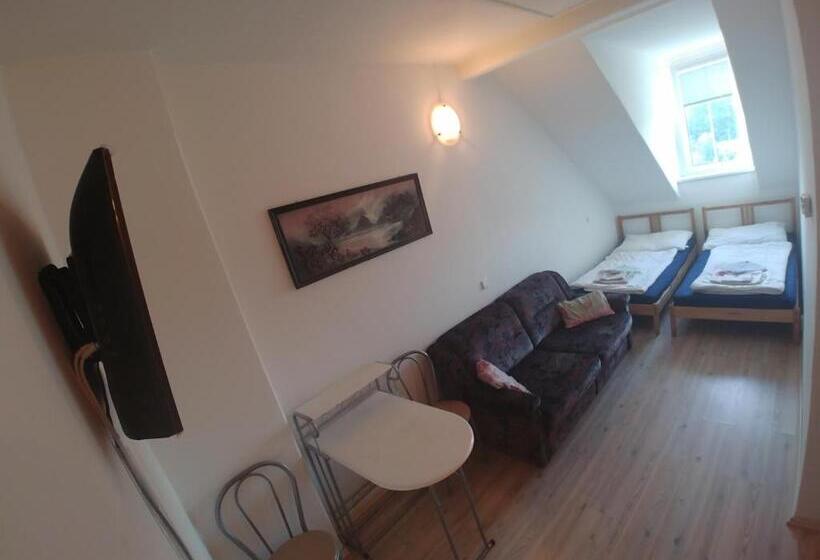 اتاق استاندارد, Kv Apartmans Varšavská