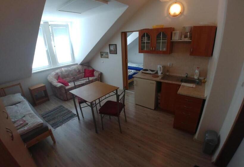 آپارتمان 1 خوابه, Kv Apartmans Varšavská