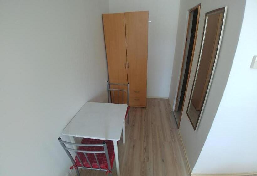 آپارتمان 1 خوابه, Kv Apartmans Varšavská