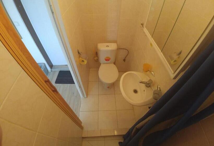 اتاق خانوادگی, Kv Apartmans Varšavská