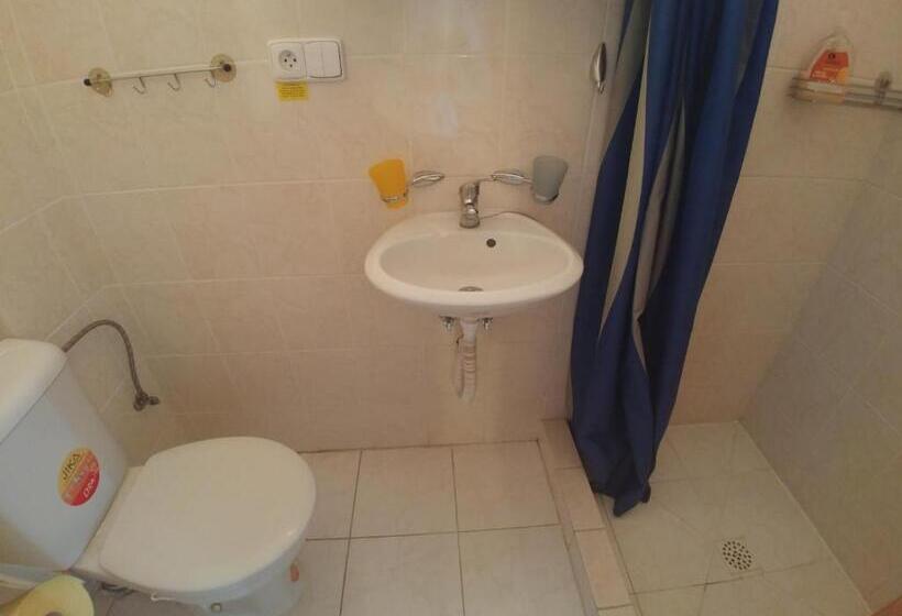 اتاق خانوادگی, Kv Apartmans Varšavská