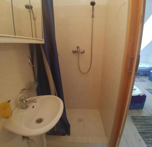 اتاق خانوادگی, Kv Apartmans Varšavská