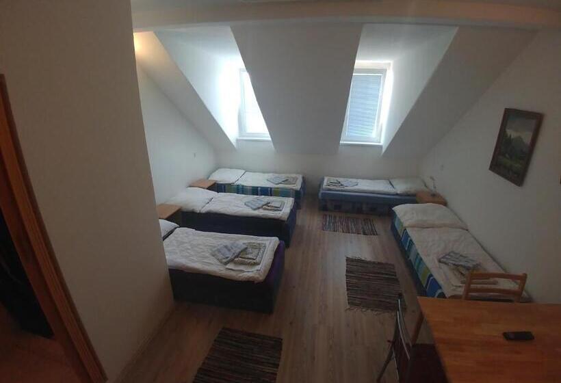 اتاق خانوادگی, Kv Apartmans Varšavská