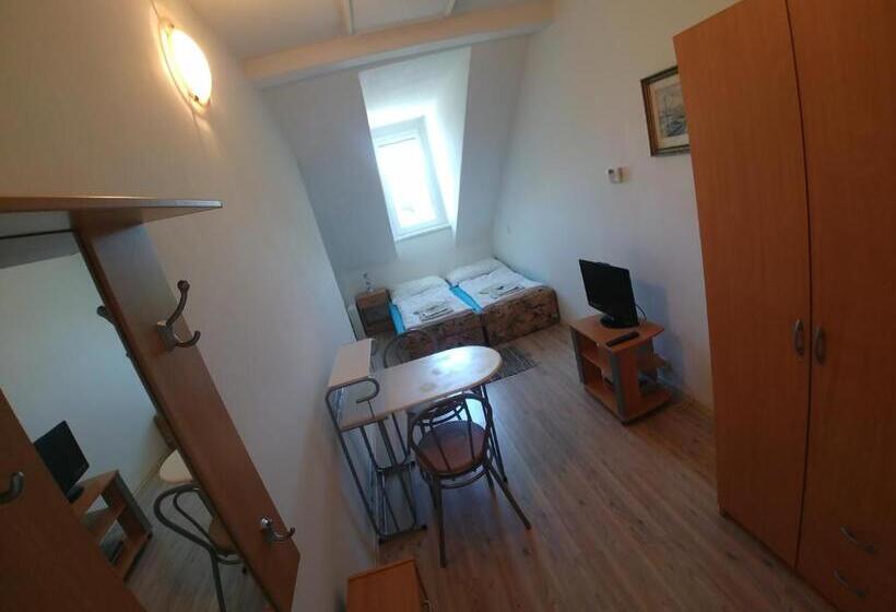 اتاق استاندارد سه نفره, Kv Apartmans Varšavská