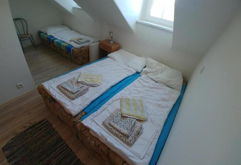 اتاق استاندارد سه نفره, Kv Apartmans Varšavská